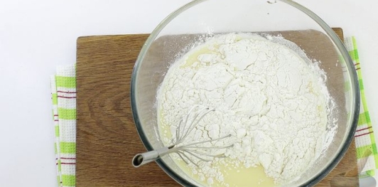 Фото приготовления рецепта: Полосатые блины на молоке - шаг №3