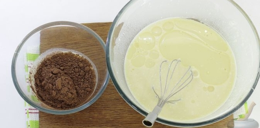 Фото приготовления рецепта: Полосатые блины на молоке - шаг №4