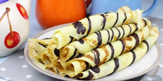 Фото приготовления рецепта: Полосатые блины на молоке - шаг №8