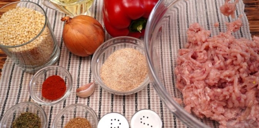 Фото приготовления рецепта: Птитим со сладким перцем и куриными фрикадельками (в духовке) - шаг №1