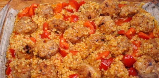 Фото приготовления рецепта: Птитим со сладким перцем и куриными фрикадельками (в духовке) - шаг №15