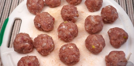 Фото приготовления рецепта: Птитим со сладким перцем и куриными фрикадельками (в духовке) - шаг №5