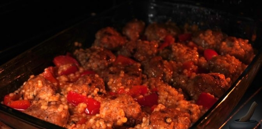 Фото приготовления рецепта: Птитим со сладким перцем и куриными фрикадельками (в духовке) - шаг №16