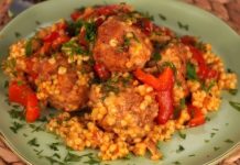 Птитим со сладким перцем и куриными фрикадельками (в духовке)