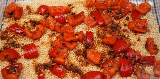 Фото приготовления рецепта: Птитим со сладким перцем и куриными фрикадельками (в духовке) - шаг №12