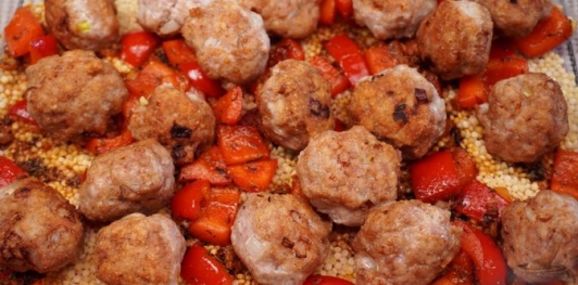 Фото приготовления рецепта: Птитим со сладким перцем и куриными фрикадельками (в духовке) - шаг №13