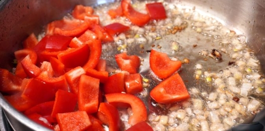 Фото приготовления рецепта: Птитим со сладким перцем и куриными фрикадельками (в духовке) - шаг №9