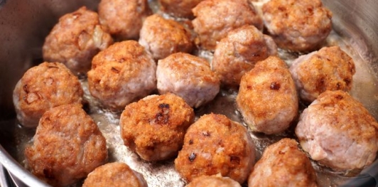 Фото приготовления рецепта: Птитим со сладким перцем и куриными фрикадельками (в духовке) - шаг №6