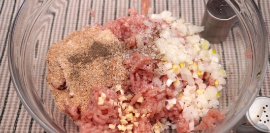 Фото приготовления рецепта: Птитим со сладким перцем и куриными фрикадельками (в духовке) - шаг №3