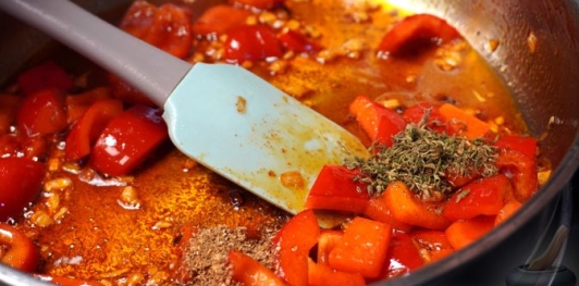 Фото приготовления рецепта: Птитим со сладким перцем и куриными фрикадельками (в духовке) - шаг №10