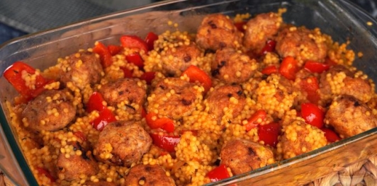 Фото приготовления рецепта: Птитим со сладким перцем и куриными фрикадельками (в духовке) - шаг №17