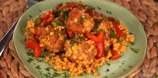 Фото приготовления рецепта: Птитим со сладким перцем и куриными фрикадельками (в духовке) - шаг №18