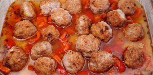 Фото приготовления рецепта: Птитим со сладким перцем и куриными фрикадельками (в духовке) - шаг №14