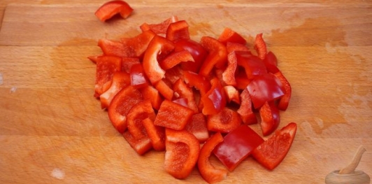 Фото приготовления рецепта: Птитим со сладким перцем и куриными фрикадельками (в духовке) - шаг №8