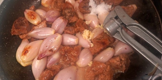 Фото приготовления рецепта: Рагу из лука-шалот и баранины - шаг №7