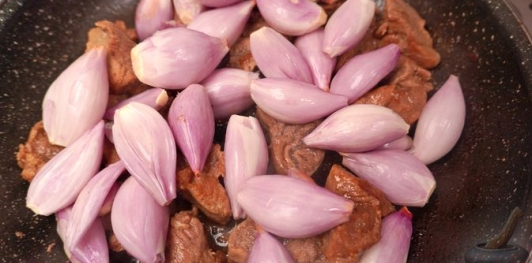 Фото приготовления рецепта: Рагу из лука-шалот и баранины - шаг №6