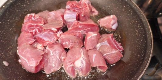 Фото приготовления рецепта: Рагу из лука-шалот и баранины - шаг №4