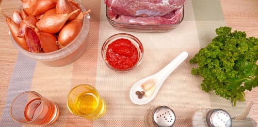 Фото приготовления рецепта: Рагу из лука-шалот и баранины - шаг №1