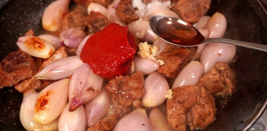 Фото приготовления рецепта: Рагу из лука-шалот и баранины - шаг №8