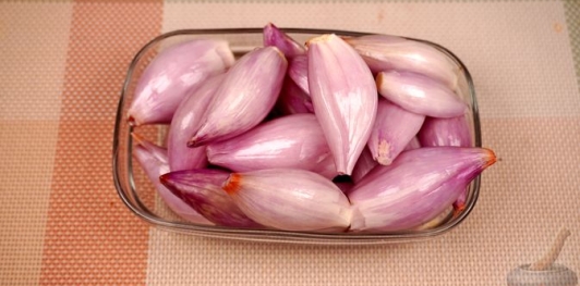 Фото приготовления рецепта: Рагу из лука-шалот и баранины - шаг №3