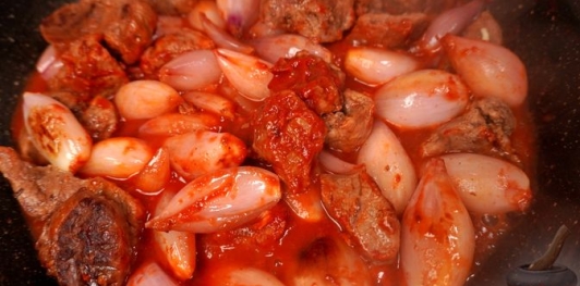 Фото приготовления рецепта: Рагу из лука-шалот и баранины - шаг №9