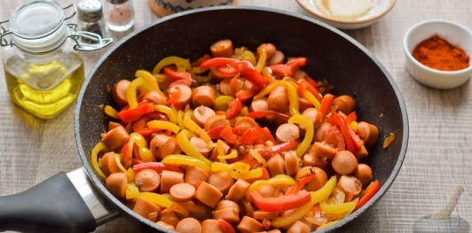 Фото приготовления рецепта: Рагу с болгарским перцем и сосисками в томатном соусе - шаг №5