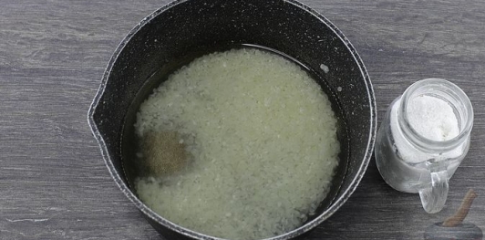 Фото приготовления рецепта: Рис с морепродуктами и болгарским перцем - шаг №2