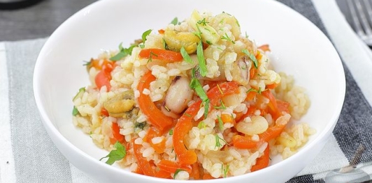 Фото приготовления рецепта: Рис с морепродуктами и болгарским перцем - шаг №10