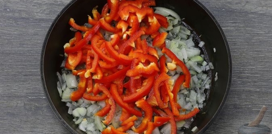 Фото приготовления рецепта: Рис с морепродуктами и болгарским перцем - шаг №5