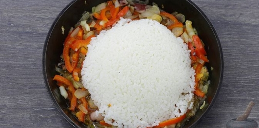 Фото приготовления рецепта: Рис с морепродуктами и болгарским перцем - шаг №7