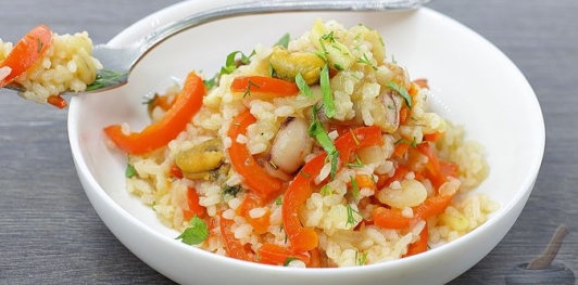 Фото приготовления рецепта: Рис с морепродуктами и болгарским перцем - шаг №11