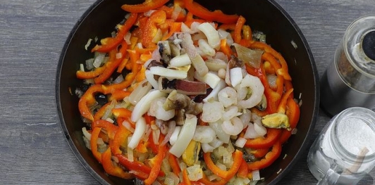 Фото приготовления рецепта: Рис с морепродуктами и болгарским перцем - шаг №6