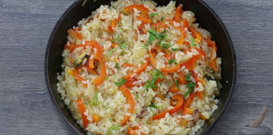 Фото приготовления рецепта: Рис с морепродуктами и болгарским перцем - шаг №9