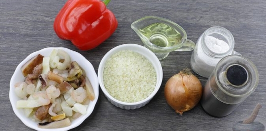 Фото приготовления рецепта: Рис с морепродуктами и болгарским перцем - шаг №1