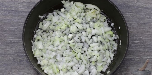 Фото приготовления рецепта: Рис с морепродуктами и болгарским перцем - шаг №4