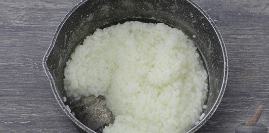 Фото приготовления рецепта: Рис с морепродуктами и болгарским перцем - шаг №3