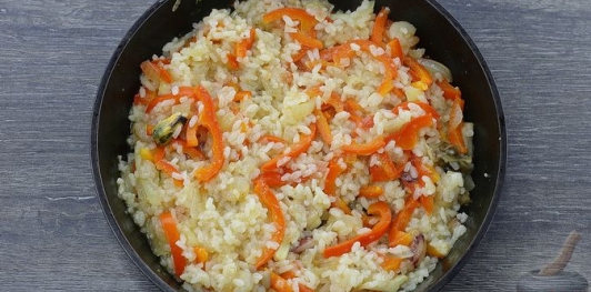 Фото приготовления рецепта: Рис с морепродуктами и болгарским перцем - шаг №8