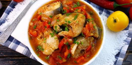 Фото приготовления рецепта: Рыба с помидорами, луком и сладким перцем (в микроволновке) - шаг №16