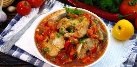 Фото приготовления рецепта: Рыба с помидорами, луком и сладким перцем (в микроволновке) - шаг №15