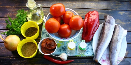 Фото приготовления рецепта: Рыба с помидорами, луком и сладким перцем (в микроволновке) - шаг №1