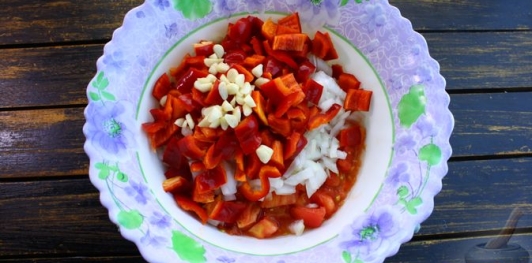 Фото приготовления рецепта: Рыба с помидорами, луком и сладким перцем (в микроволновке) - шаг №5