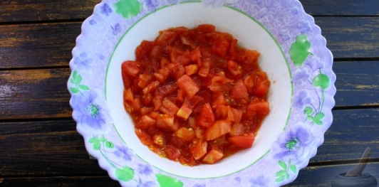 Фото приготовления рецепта: Рыба с помидорами, луком и сладким перцем (в микроволновке) - шаг №2