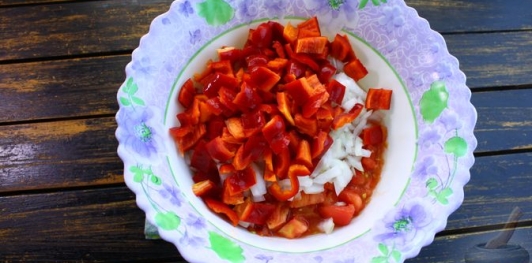 Фото приготовления рецепта: Рыба с помидорами, луком и сладким перцем (в микроволновке) - шаг №4