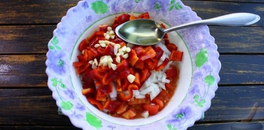 Фото приготовления рецепта: Рыба с помидорами, луком и сладким перцем (в микроволновке) - шаг №6