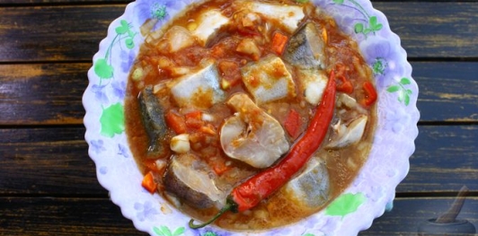 Фото приготовления рецепта: Рыба с помидорами, луком и сладким перцем (в микроволновке) - шаг №12