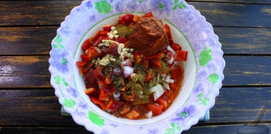 Фото приготовления рецепта: Рыба с помидорами, луком и сладким перцем (в микроволновке) - шаг №7