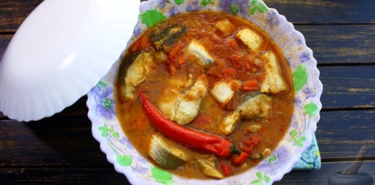 Фото приготовления рецепта: Рыба с помидорами, луком и сладким перцем (в микроволновке) - шаг №13