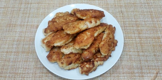 Фото приготовления рецепта: Рыба, жаренная в луковом кляре - шаг №12