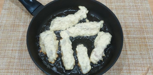 Фото приготовления рецепта: Рыба, жаренная в луковом кляре - шаг №10