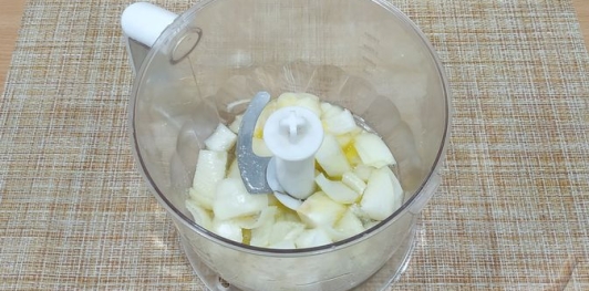 Фото приготовления рецепта: Рыба, жаренная в луковом кляре - шаг №3